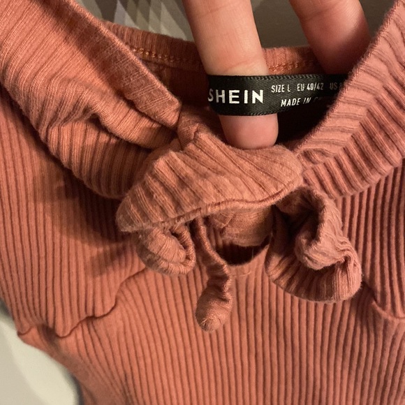 🟢10/$10 - crop top - Picture 3 of 3